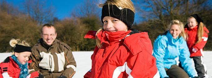 Schneeballschlacht mit der Familie: Eisklotz-Weitschleudern